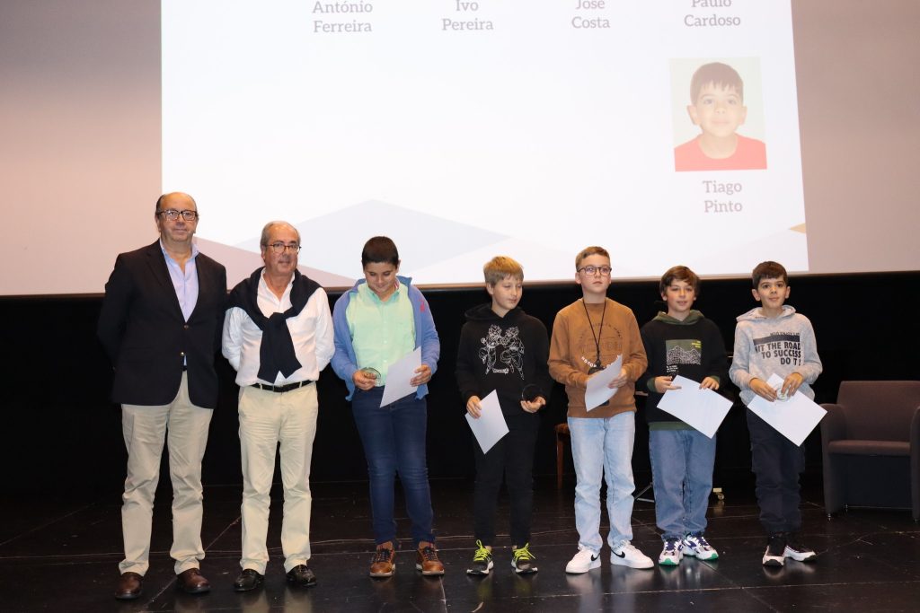  Alunos de Cinfães recebem prémio pelas boas notas na escola - Jornal do Centro