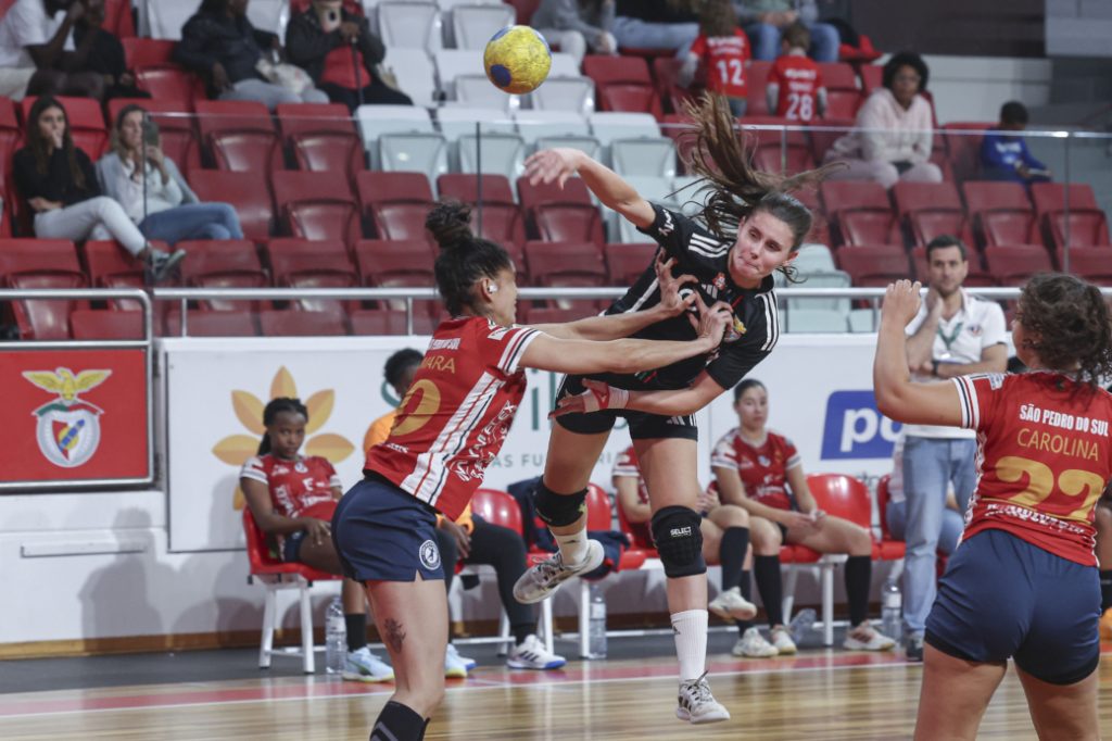  Andebol feminino: Academia derrotada pelo Benfica na Luz - Jornal do Centro
