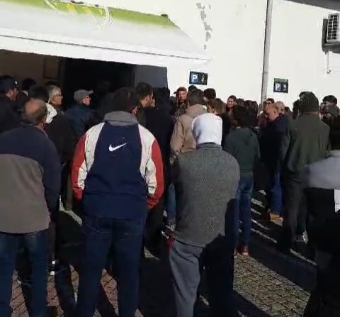  CD Tondela: adeptos “impacientes” nas bilheteiras antes da receção ao Sporting - Jornal do Centro