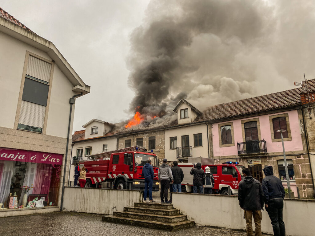  Incêndio destruiu edifício com sapataria em Carregal do Sal - Jornal do Centro