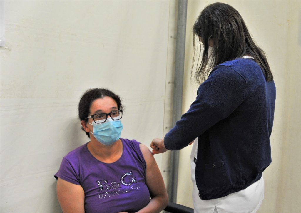  Covid-19: Infarmed registou quase 8.500 suspeitas de reações adversas à vacina - Jornal do Centro