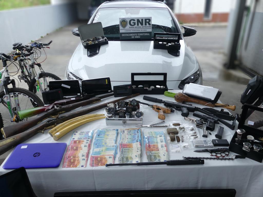  GNR apreende armas, relógios, bicicletas e GPS a suspeitos de vender droga - Jornal do Centro
