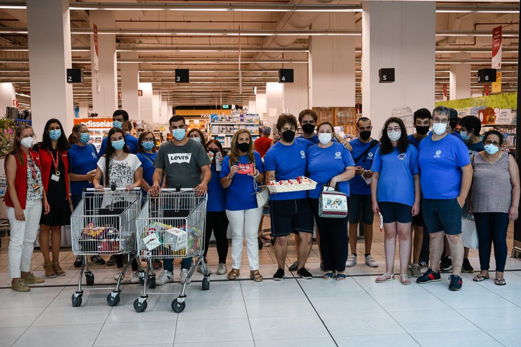  Clientes do Auchan encheram carrinho em 3 minutos e APPDA recebeu prenda - Jornal do Centro