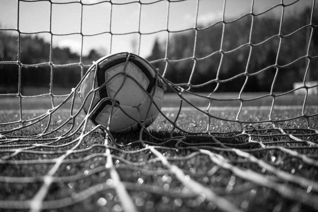  Viseu/Futebol: Adepto proibido de entrar em estádios depois de insultos racistas a jogador do Carvalhais - Jornal do Centro
