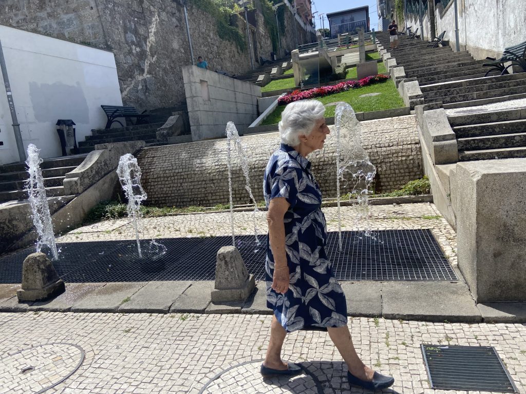  Beber água, estar à sombra e usar protetor solar: os conselhos das autoridades para o fim de semana de calor - Jornal do Centro