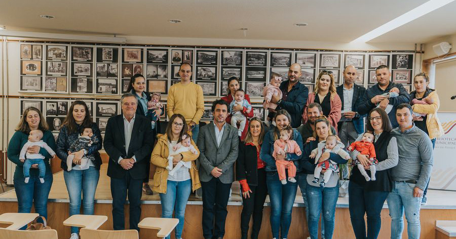  Famílias de S. João da Pesqueira recebem cheques-bebé de 50 euros - Jornal do Centro