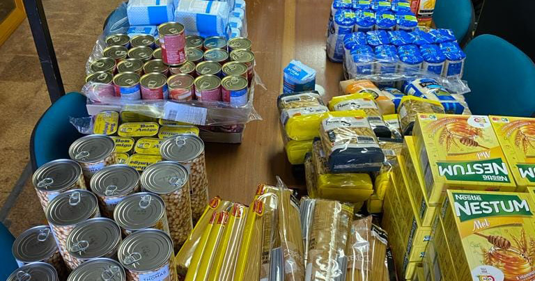  Confraria Grão Vasco entrega cabazes de Natal a famílias carenciadas - Jornal do Centro