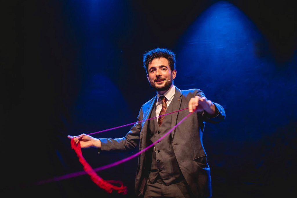  Zé Mágico apresenta truques de magia este sábado no Palácio do Gelo - Jornal do Centro