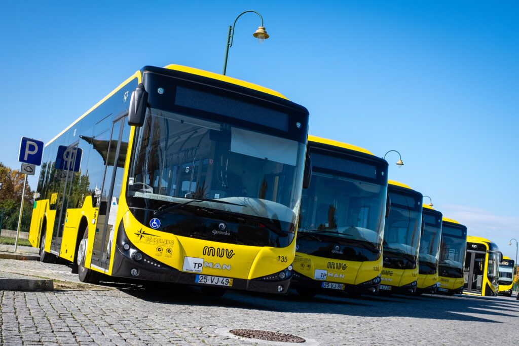  Motoristas ameaçados e injuriados por alunos da escola de Silgueiros - Jornal do Centro