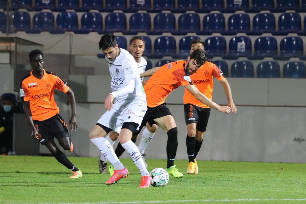  Académico de Viseu empatou na deslocação a casa do Feirense - Jornal do Centro