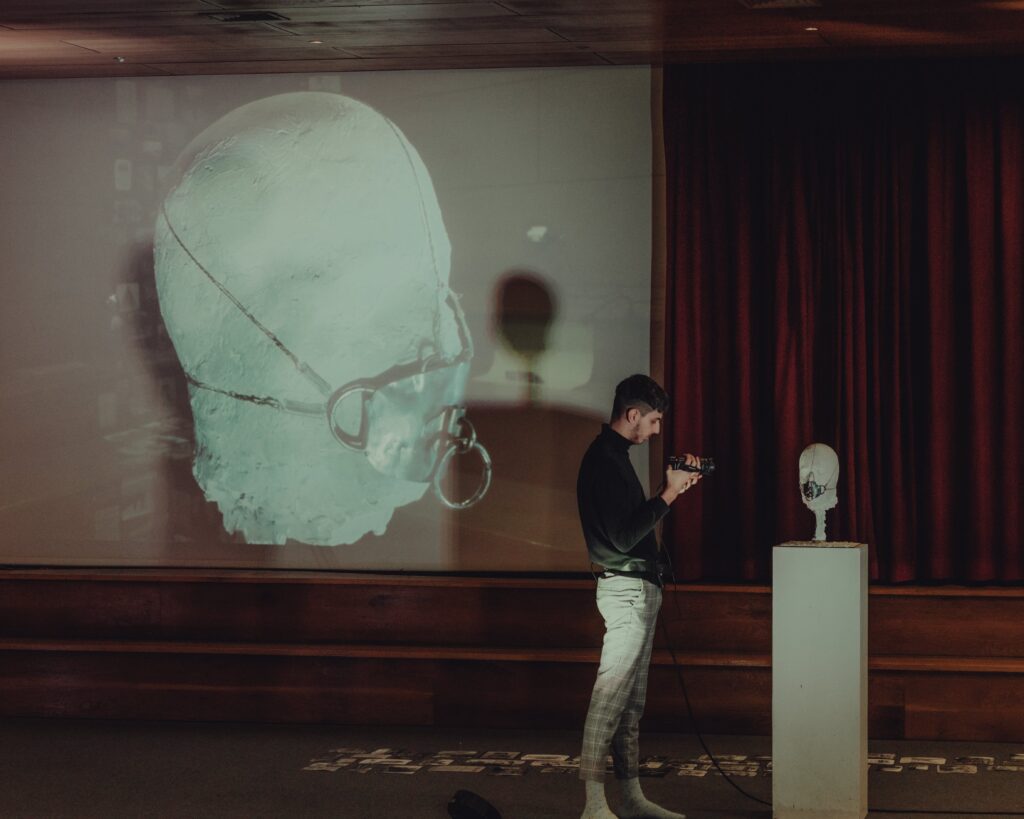  Peça de teatro reflete sobre a democracia e a liberdade - Jornal do Centro