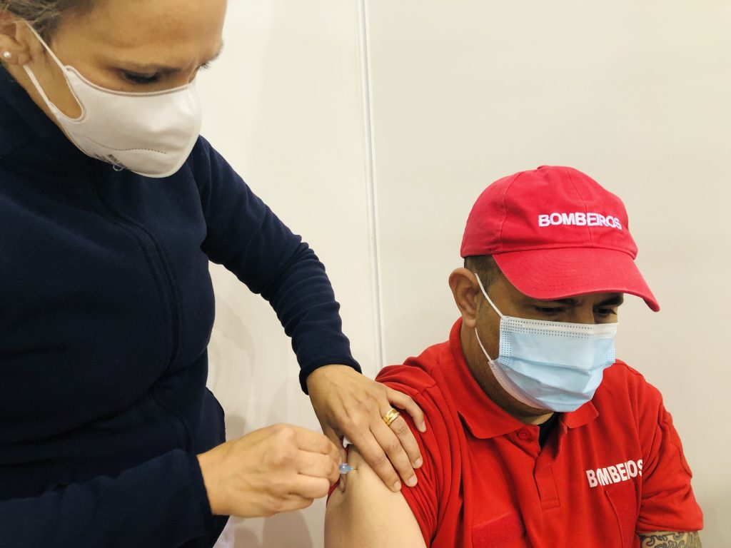  Covid-19: Bombeiros e profissionais do setor social já começaram a receber a terceira dose - Jornal do Centro