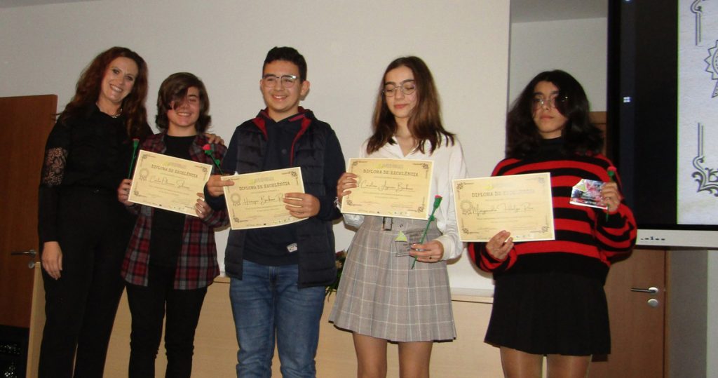  Mais de meia centena de alunos recebeu prémio de bom desempenho - Jornal do Centro