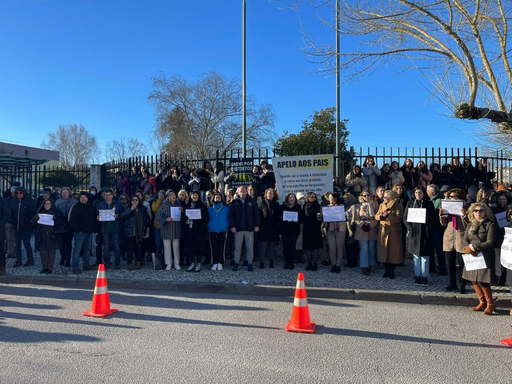  Docentes continuam em greve. Professores protestam no Agrupamento de Escolas Infante D. Henrique - Jornal do Centro