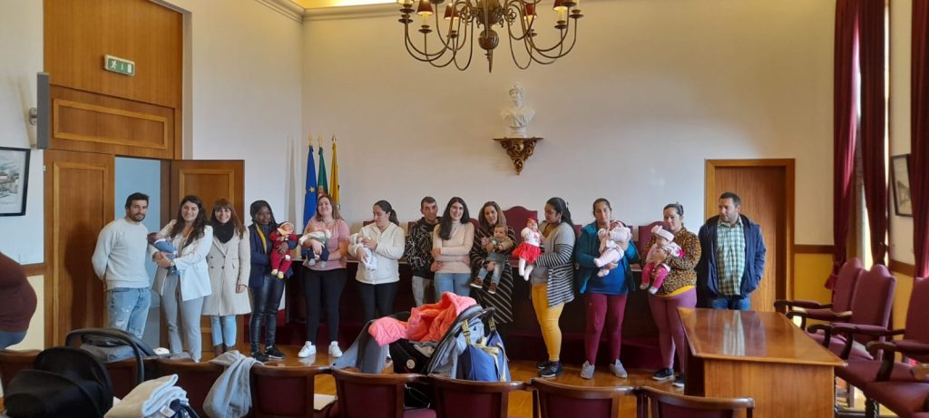  Cheques-bebé de Tabuaço entregues a nove famílias - Jornal do Centro