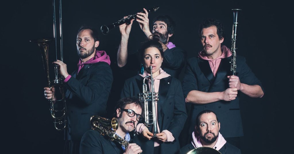  Orquestra de sopros de Santa Comba Dão e malabaristas de Espanha juntos em palco - Jornal do Centro