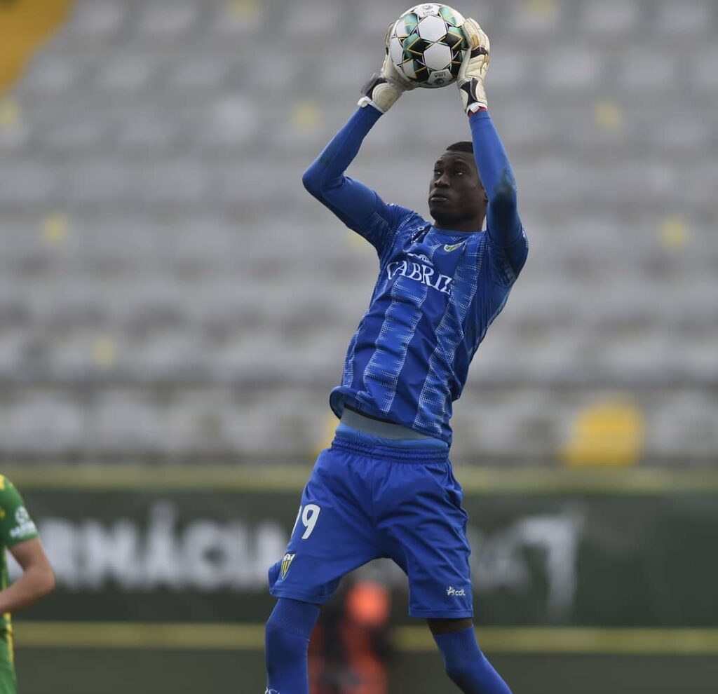  Babacar Niasse renovou com o CD Tondela até 2023 - Jornal do Centro
