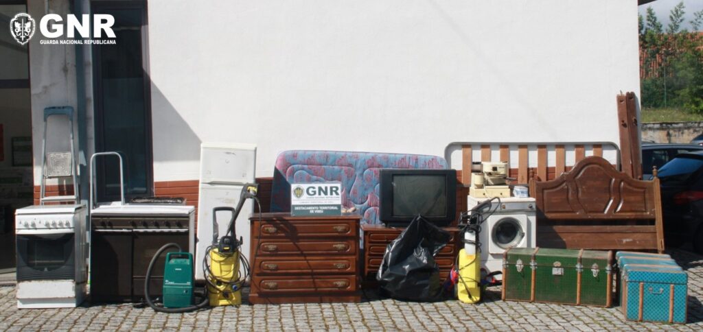  Casal detido por roubar móveis, eletrodomésticos e roupa - Jornal do Centro