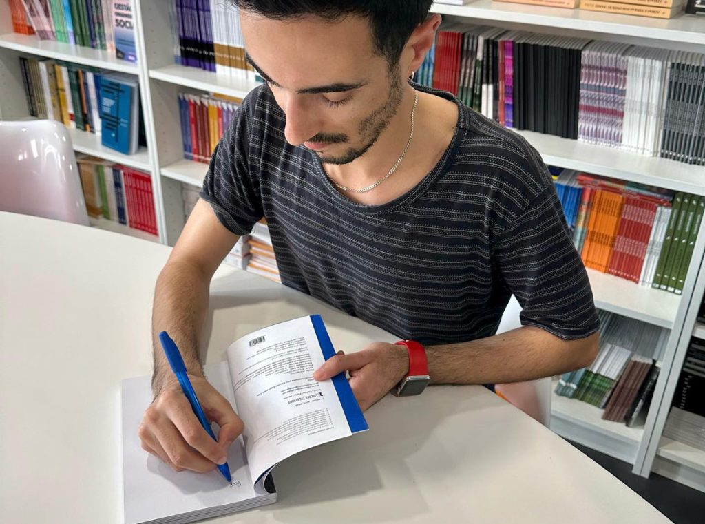  Escritor de Viseu continua a apresentar livro pelo mundo e desta vez vai à Alemanha
