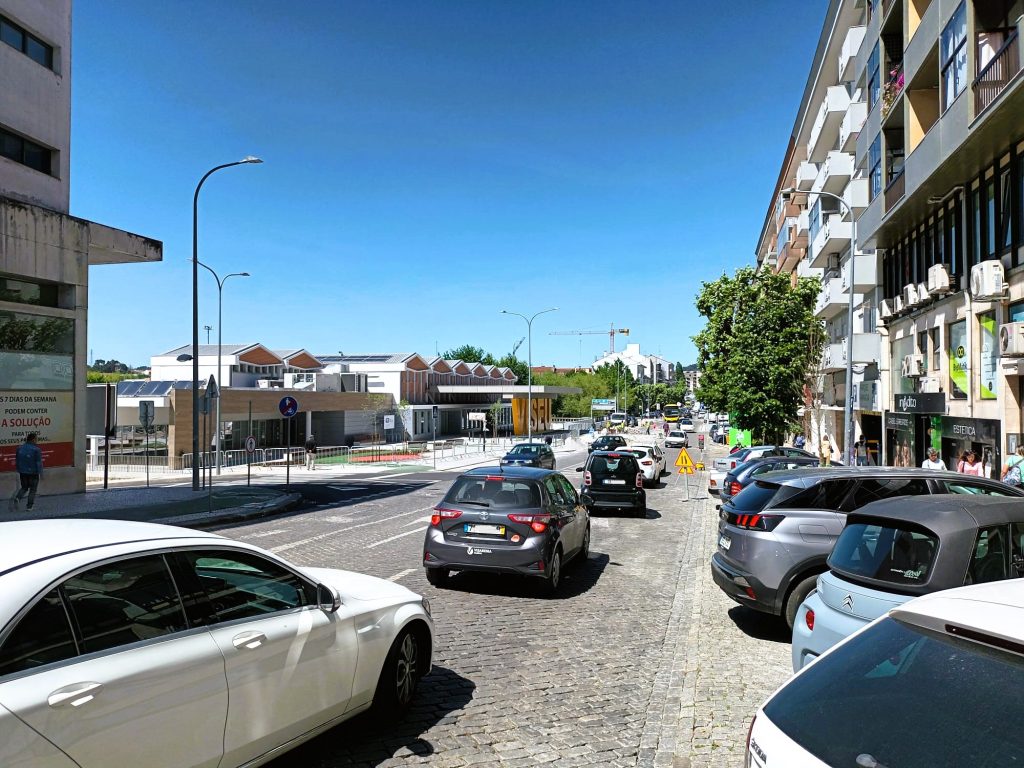  Obras deixam trânsito lento na Avenida Dr. António José de Almeida, em Viseu - Jornal do Centro