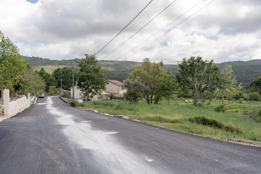  Estrada municipal em Tondela alargada e com novo piso em investimento de mais de 140 mil euros