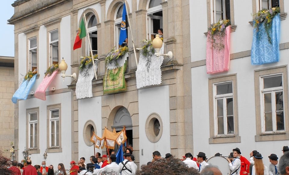  Centenas de fiéis no Corpo de Deus de Oliveira de Frades - Jornal do Centro