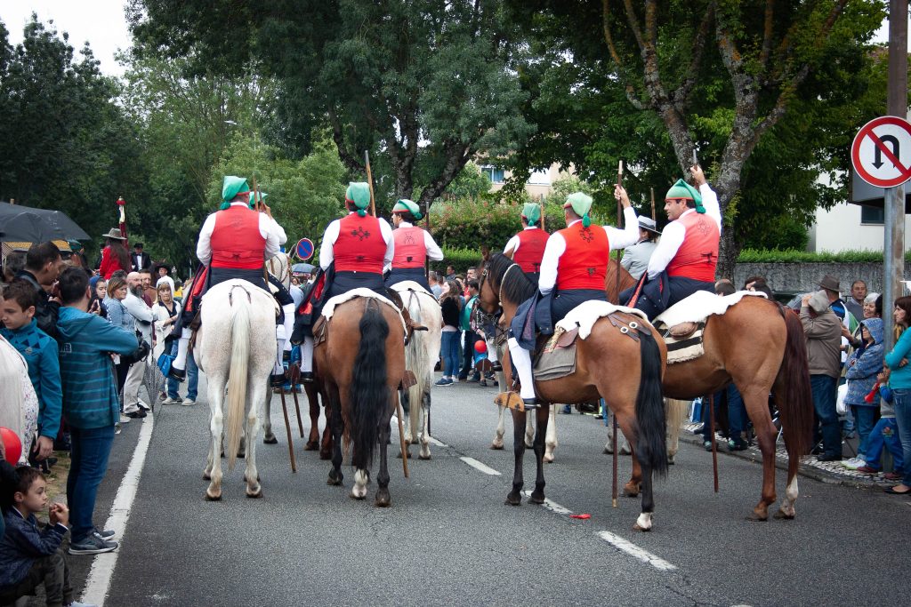  Vildemoinhos: cortejo das Cavalhadas regressa com espírito de festa - Jornal do Centro