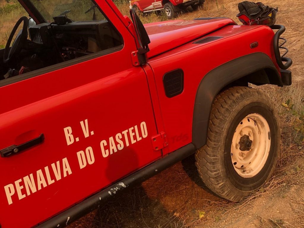  Bombeiros franceses ajudam a apagar incêndios em Penalva do Castelo - Jornal do Centro