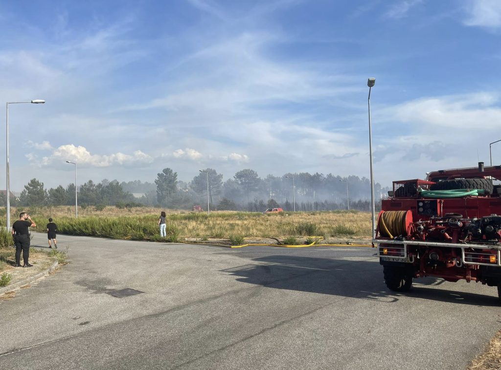  Mais de uma centena de bombeiros no combate às chamas em Mangualde - Jornal do Centro