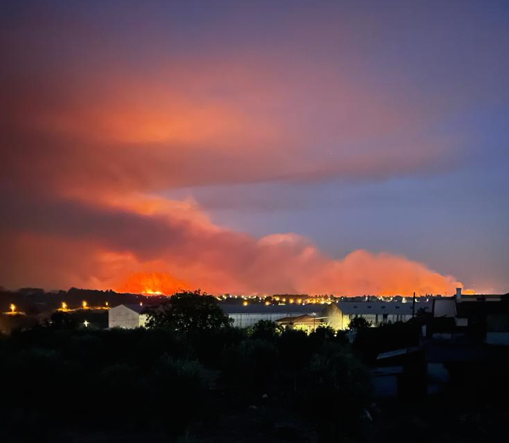  Nelas: incêndio cercou aldeia de Carvalhas e 16 pessoas foram deslocadas para centro de acolhimento - Jornal do Centro