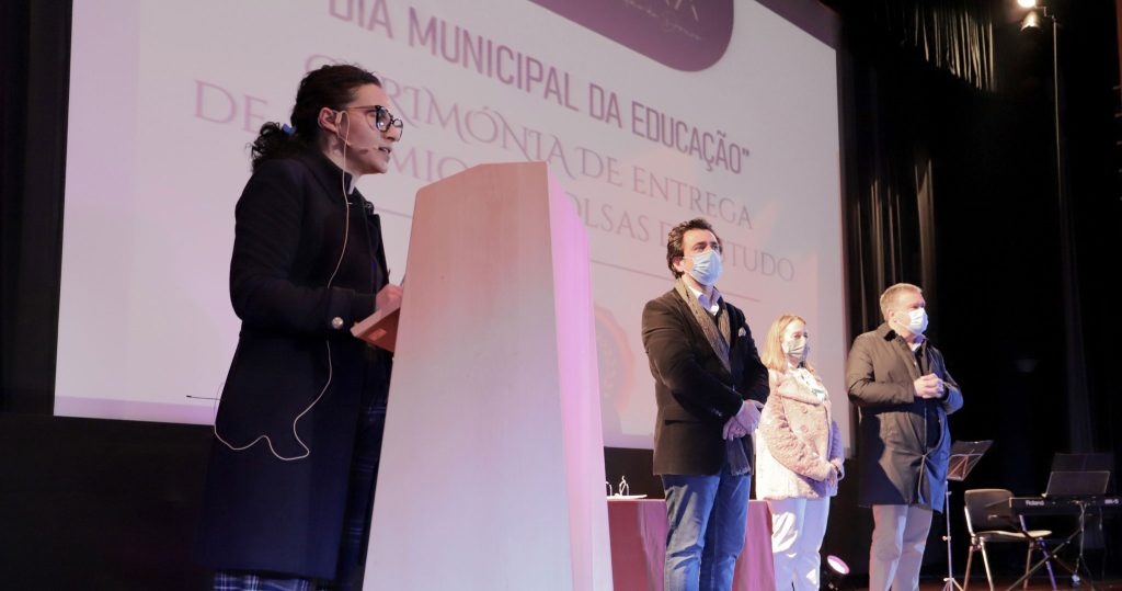  Câmara de S. João da Pesqueira entrega mais de 60 bolsas de estudo - Jornal do Centro