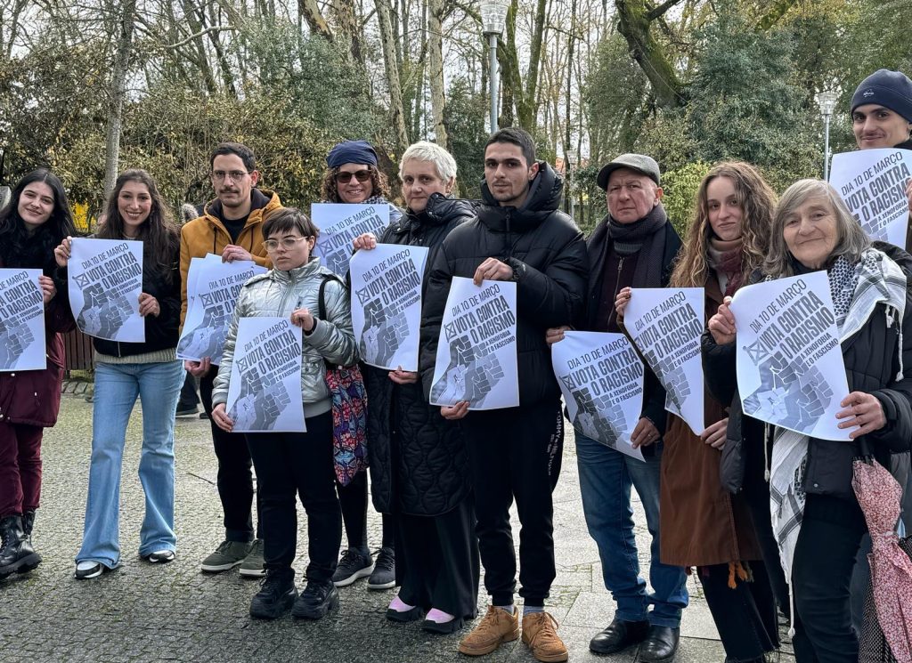  Cartazes na rua para que a 10 de março também se vote contra o racismo - Jornal do Centro