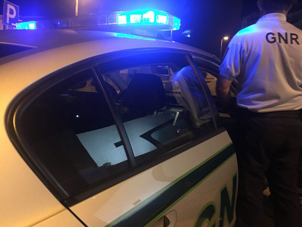  Carro colide em viatura da GNR que estava a sinalizar acidente no IP3 - Jornal do Centro