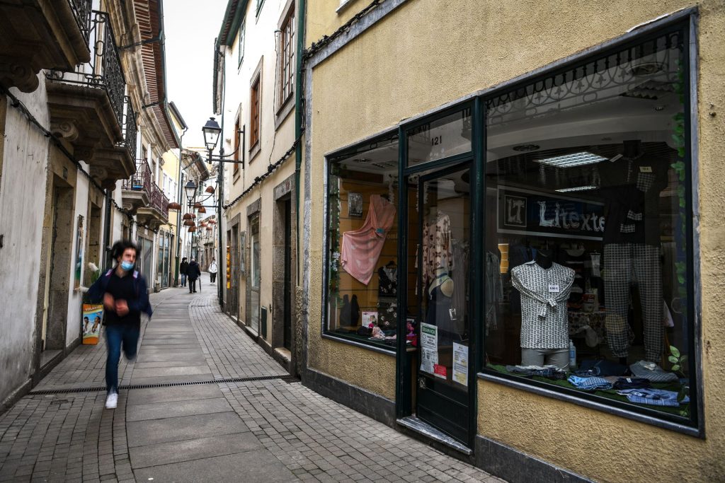  Crise energia: Comerciantes pedem reforço de policiamento com montras desligadas - Jornal do Centro