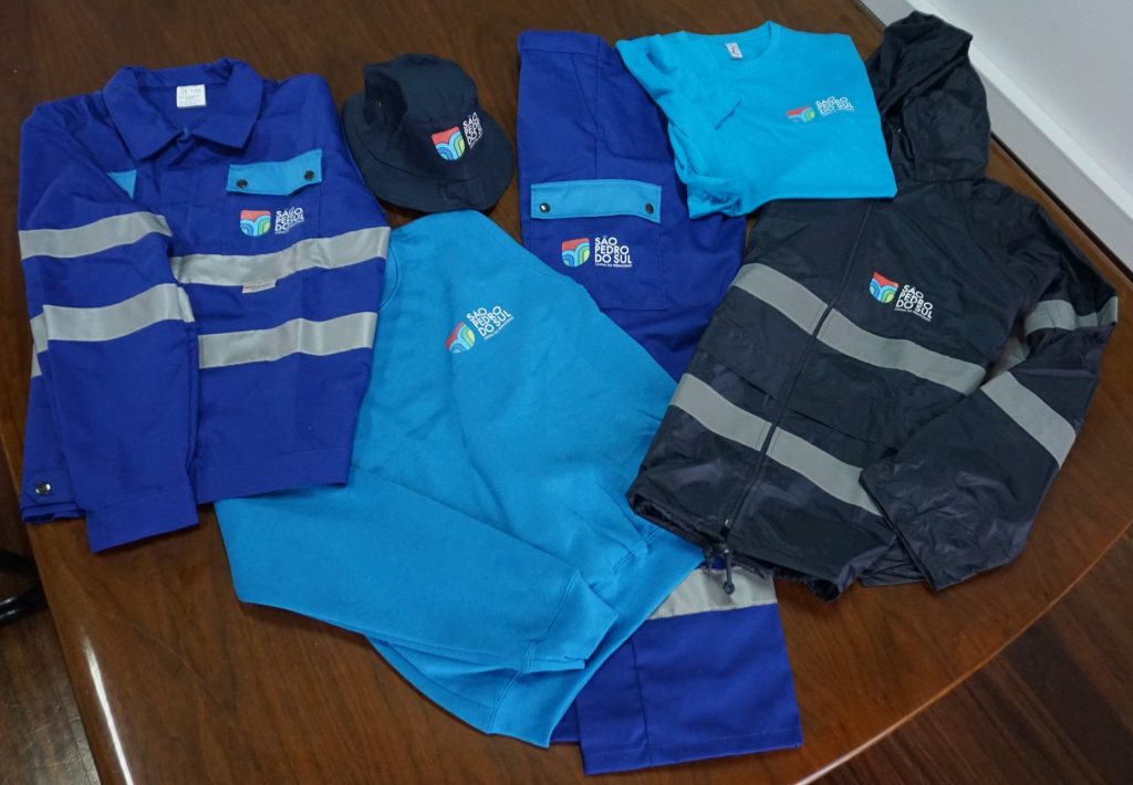  Câmara de São Pedro do Sul entrega novas fardas aos trabalhadores - Jornal do Centro