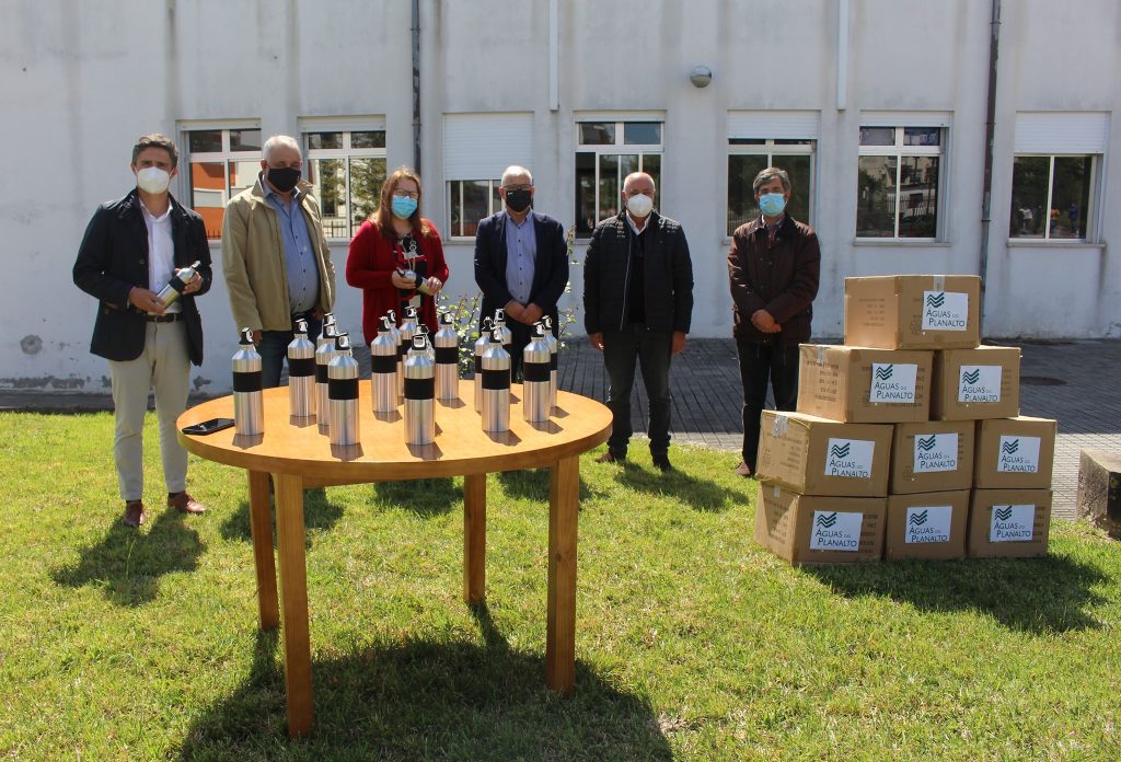  Águas do Planalto entrega mais de 1250 garrafas reutilizáveis em Santa Comba Dão - Jornal do Centro