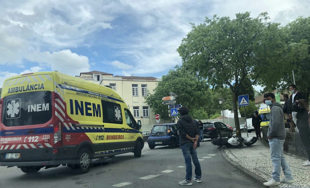  Colisão entre carro e mota faz dois feridos ligeiros em Viseu - Jornal do Centro