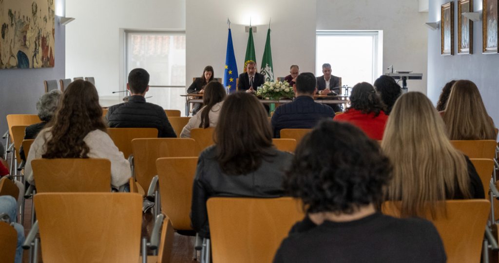  Câmara de Armamar abre candidaturas para entrega de bolsas de estudo - Jornal do Centro