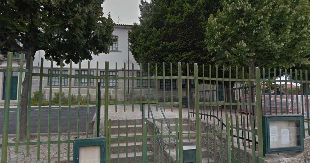  Pais fecham escola de Vila Chã de Sá com cadeado em protesto contra aluno e mãe violentos - Jornal do Centro