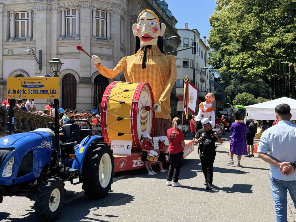  Cavalhadas de Vildemoinhos saíram à rua e milhares de pessoas gostaram do que viram - Jornal do Centro