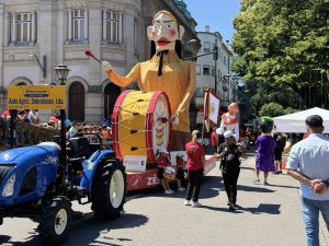  Cavalhadas de Vildemoinhos saíram à rua e milhares de pessoas gostaram do que viram - Jornal do Centro