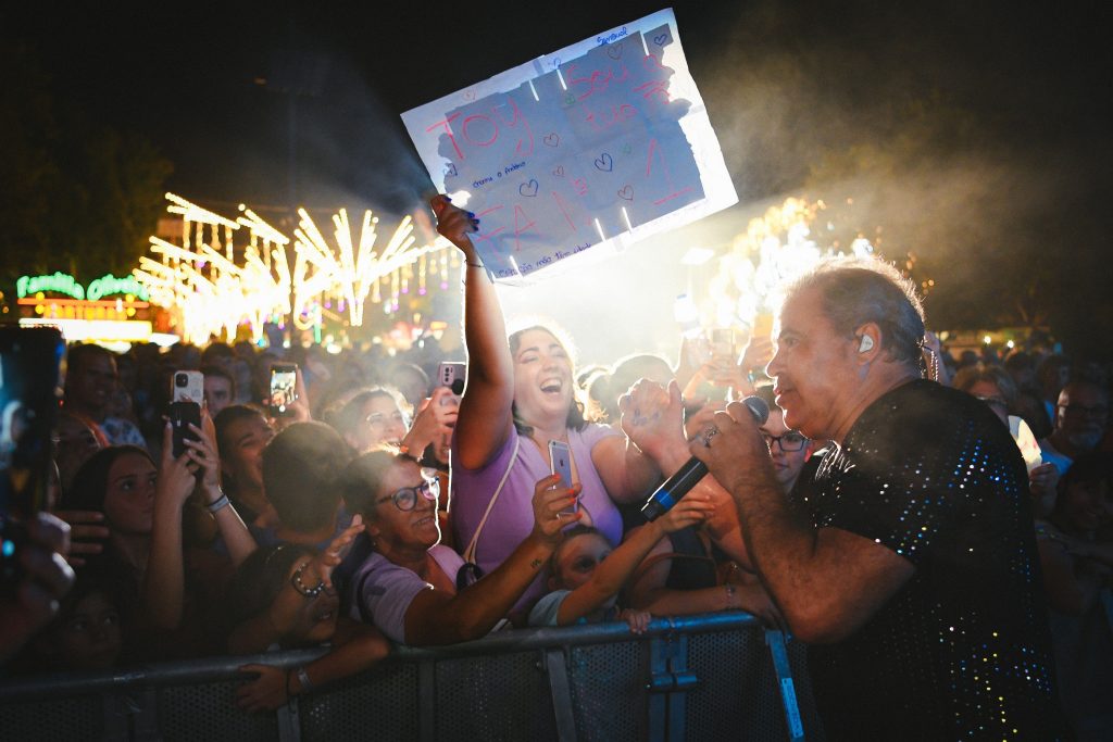  O “furacão” Toy cantou, dançou e improvisou e o público agradeceu - Jornal do Centro