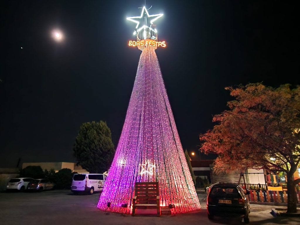  Tondela: Bombeiros criam árvore de Natal com 4500 garrafas de plástico e 13 metros de altura - Jornal do Centro