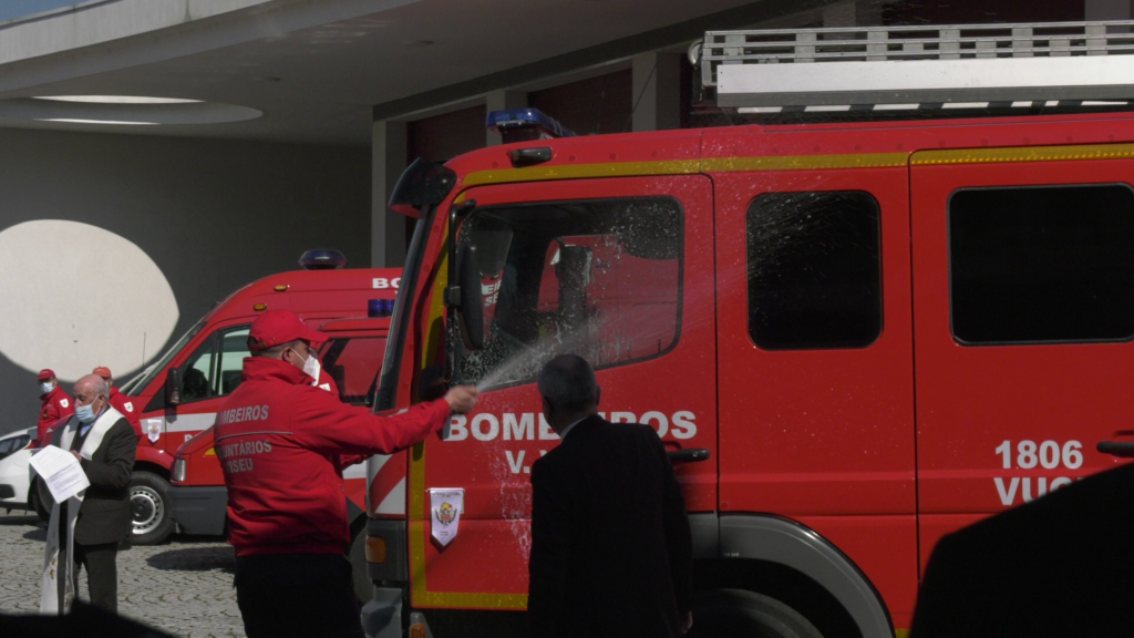  Em dia de aniversário, Bombeiros Voluntários de Viseu recebem viatura de benemérito - Jornal do Centro