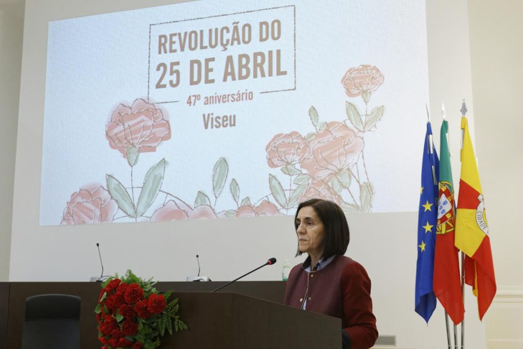  Conceição Azevedo recorda Almeida Henriques nas comemorações do 25 de Abril - Jornal do Centro