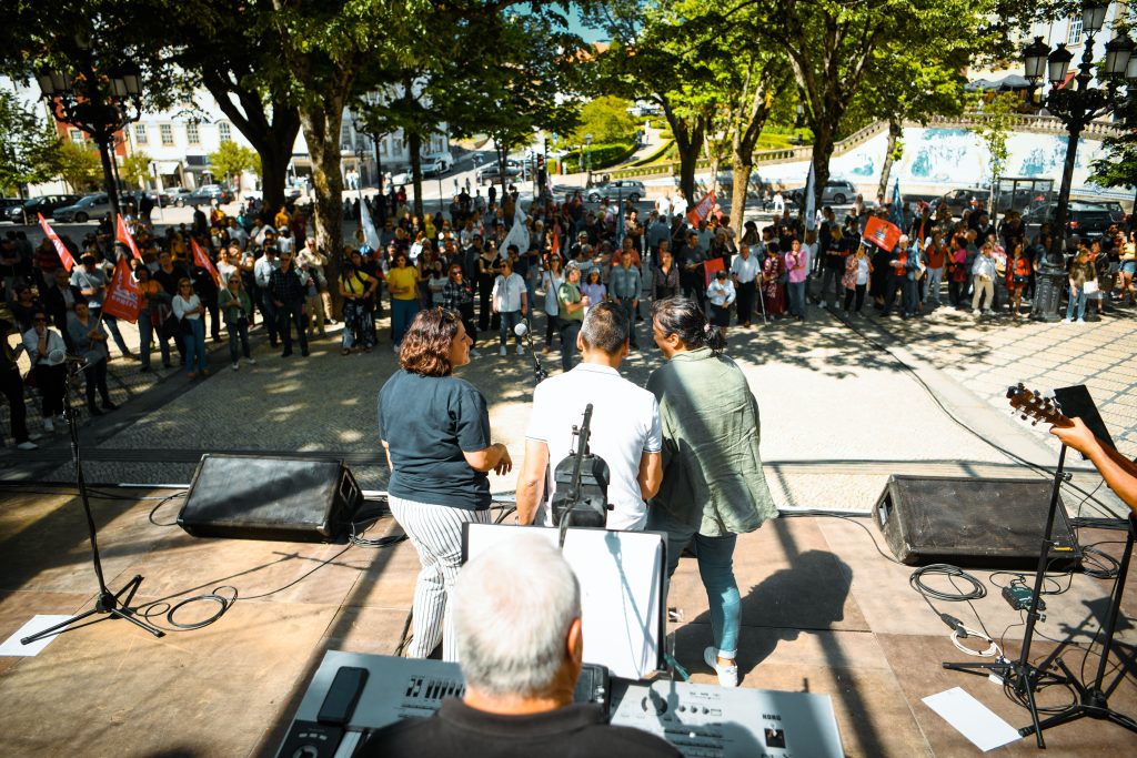  No Rossio houve festa: ‘O 25 de Abril é uma coisa única e que temos de preservar’ - Jornal do Centro