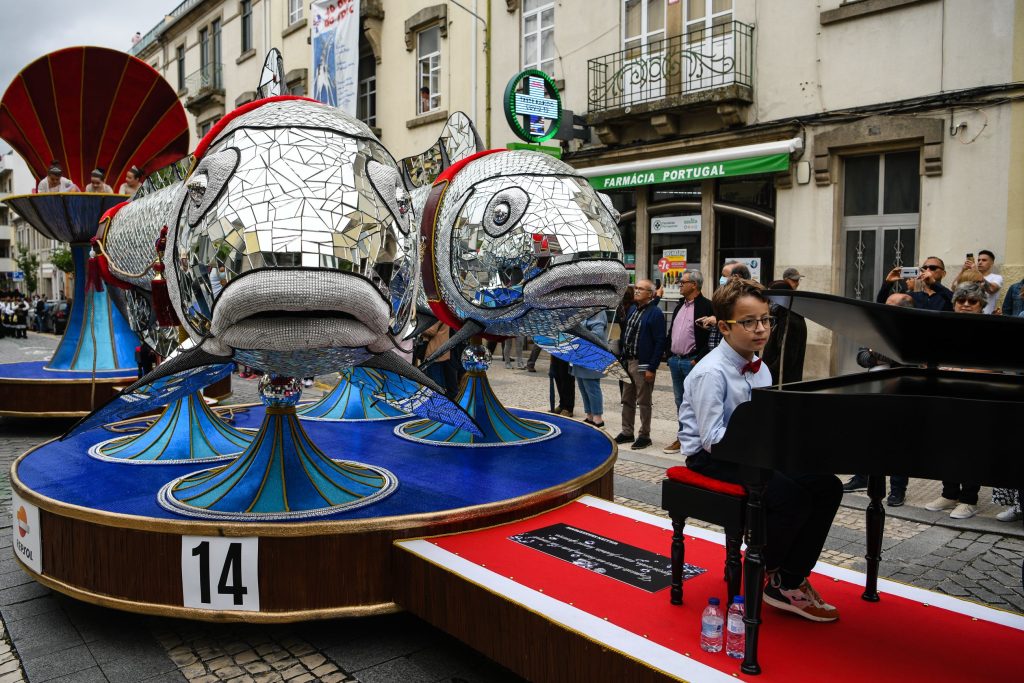  Cavalhadas de Vildemoinhos recuperam carro humorístico ao fim de duas décadas e homenageiam Carlos Lopes - Jornal do Centro
