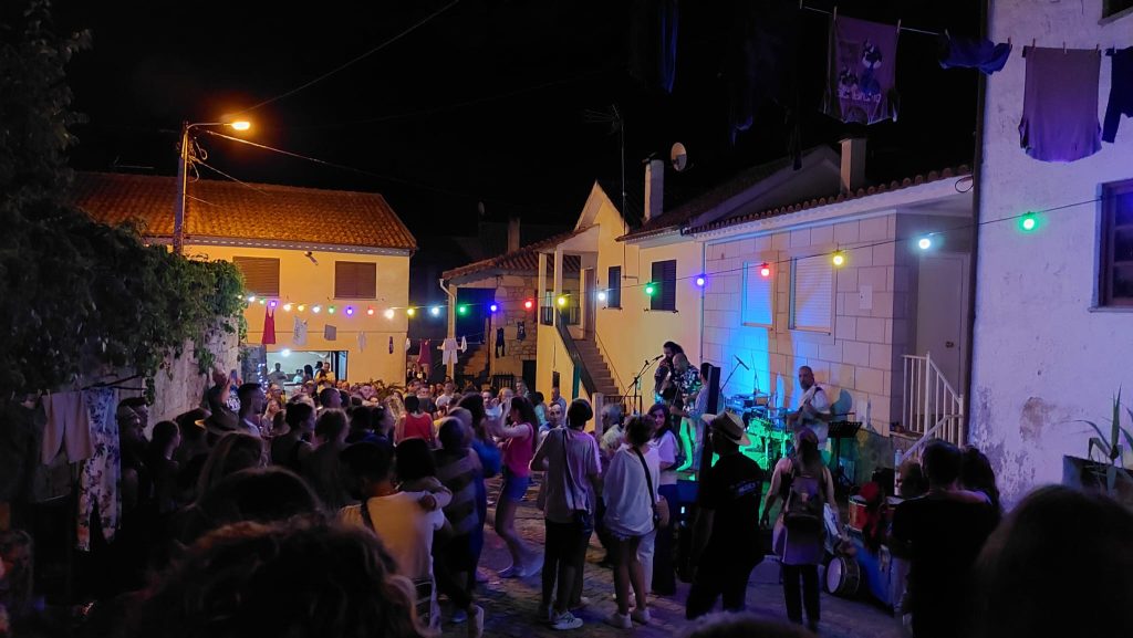  Aldeia em Tabuaço recebe a “mais pitoresca de todas as festas” - Jornal do Centro