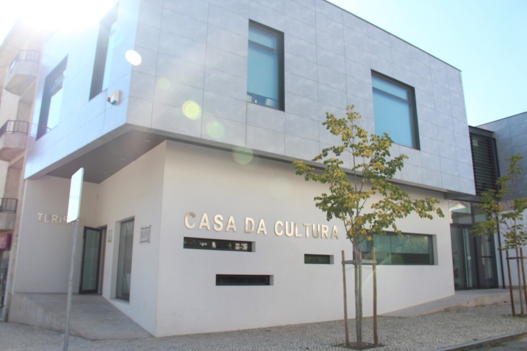  Exposição na Casa da Cultura de Sátão junta escultura e poesia - Jornal do Centro