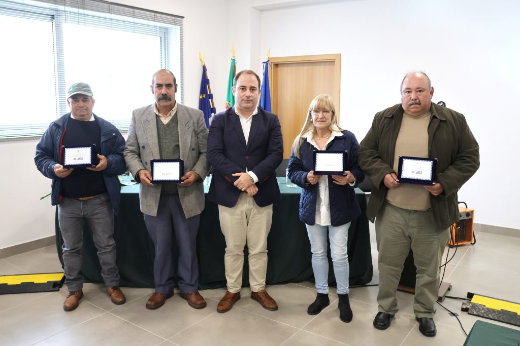  Câmara de Oliveira de Frades homenageia funcionários reformados - Jornal do Centro
